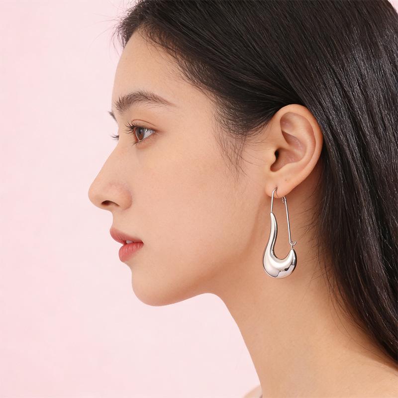 Fashionable and Versatile Titanium Steel Crescent Earrings for Women, Gender-specific Pin Earrings, 18K Gold Color-retaining Earrings