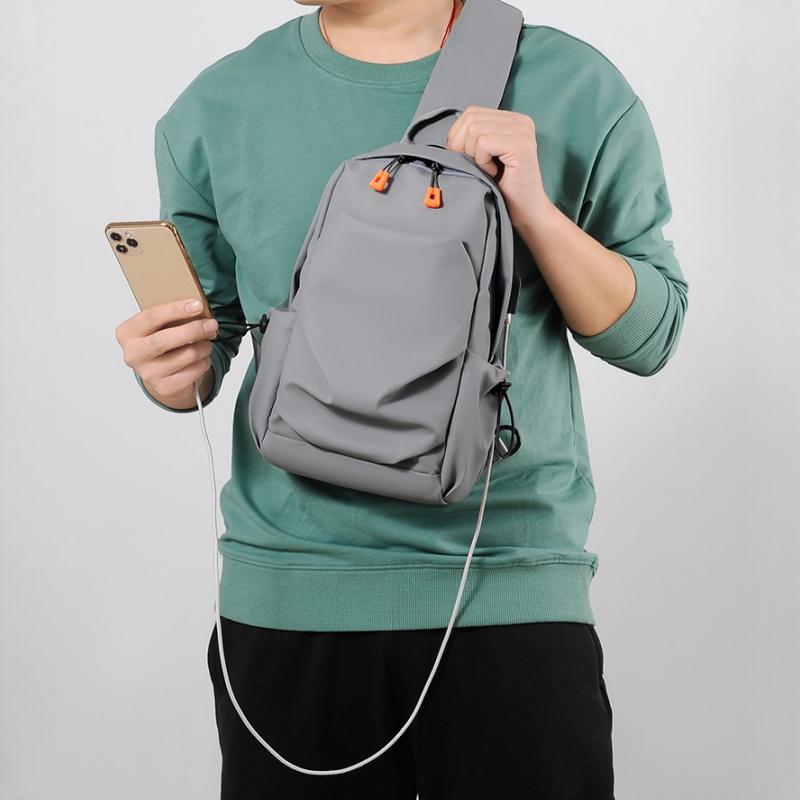 Neformální multifunkční pánská náprsní taška Trendy cool pánská taška Messenger s konektorem pro sluchátka USB nabíjení Prodyšná a pohodlná taška přes jedno rameno