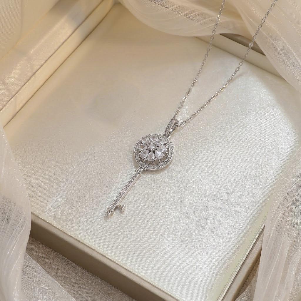 European & American Style Zirconium Petal Rotating Clavicle Necklace for Women