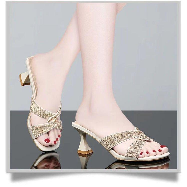 

Шлепанцы на толстом каблуке женские 2025 лето новые сандалии женские на среднем каблуке шлепанцы на перемычке модные универсальные со стразами на высоком каблуке крутые шлепанцы 40 золотой