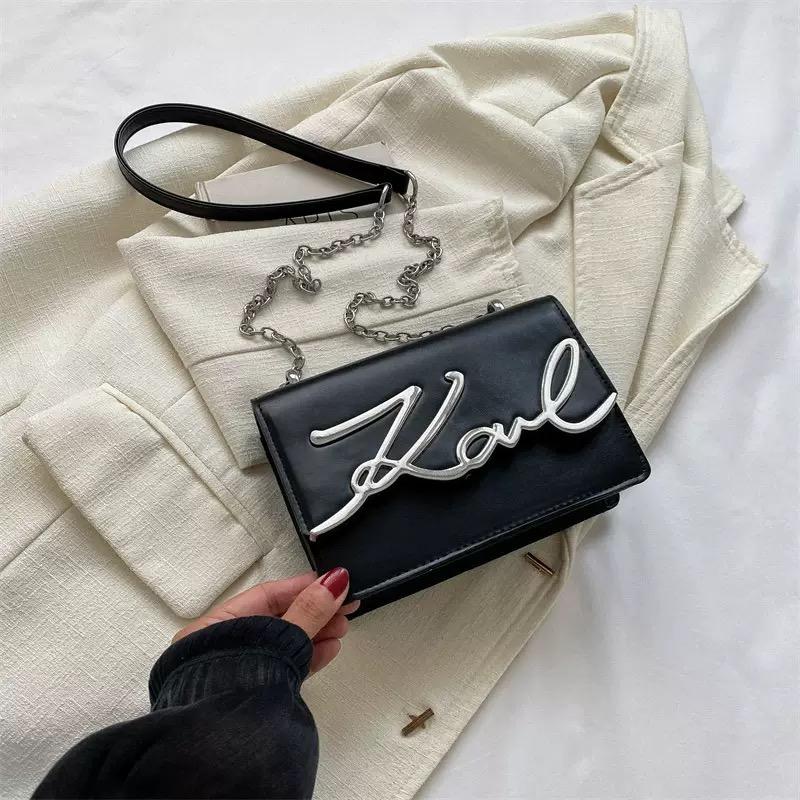 

Модная сумка кроссбоди однотонная сумка на плечо с металлическим логотипом в виде букв и ремешком-цепочкой, застегивающаяся на магнитную кнопку для повседневного использования