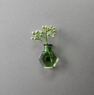 

DIY refrigerator magnets, decorative accessories, miniature glass bottles, vases, hexagonal shapes, 20mm wide and 25mm high, with magnets. One Size