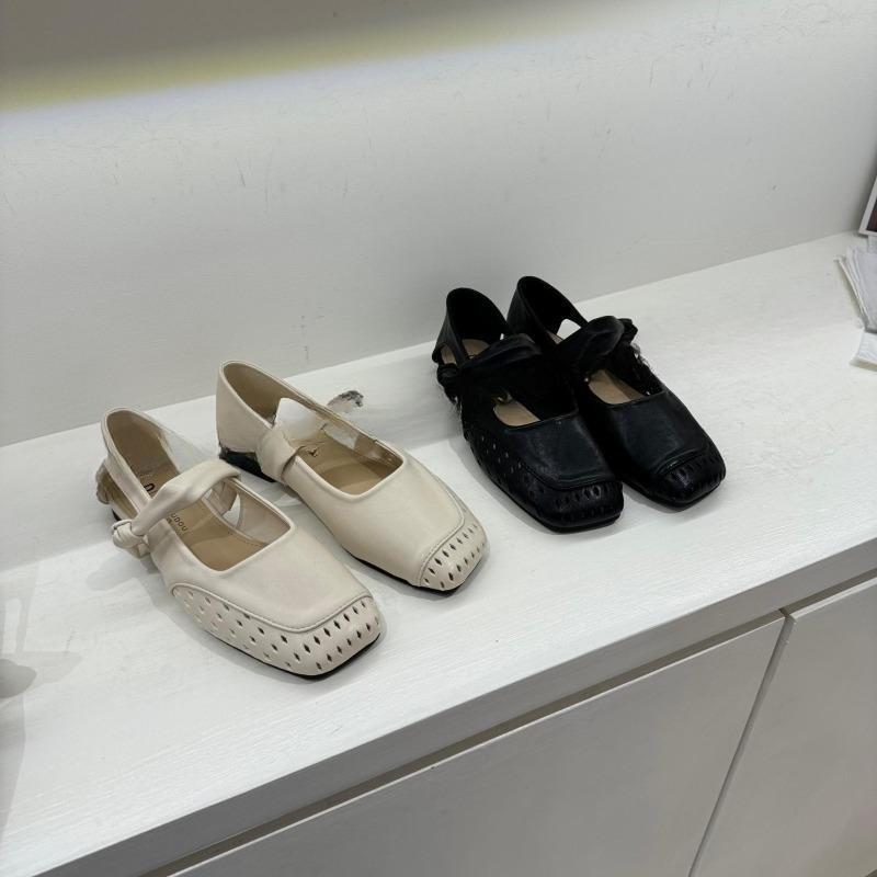 New Breathable Hollowed-out Flat Single Shoes Square-toed Low-heeled Sandals for Mom