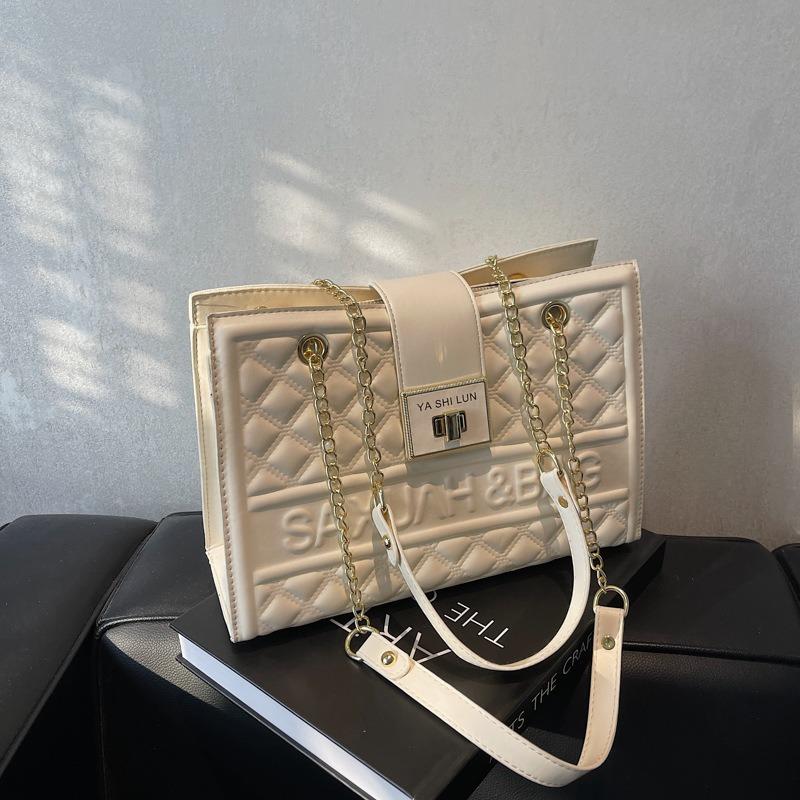 Rombformad kedjeväska dam stor kapacitet ny höst och vinter röd axel bröllopsväska pendlarväska