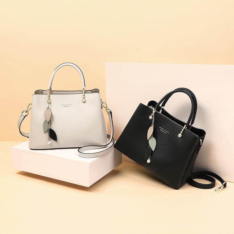 A New Versatile Handbag Large Capacity Shoulder Bag Fashionable and High-end Crossbody Commuting Bag
