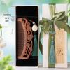 Schwarz-Gold Sandelholz Doppelseitig Geschnitzter Mondkamm, Hochwertige Chinesische Stil Geschenkbox: Auf einer Seite geschnitzt, auf der anderen glattes Haar.