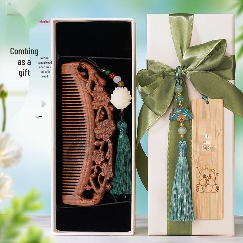 Schwarz-Gold Sandelholz Doppelseitig Geschnitzter Mondkamm, Hochwertige Chinesische Stil Geschenkbox: Auf einer Seite geschnitzt, auf der anderen glattes Haar.