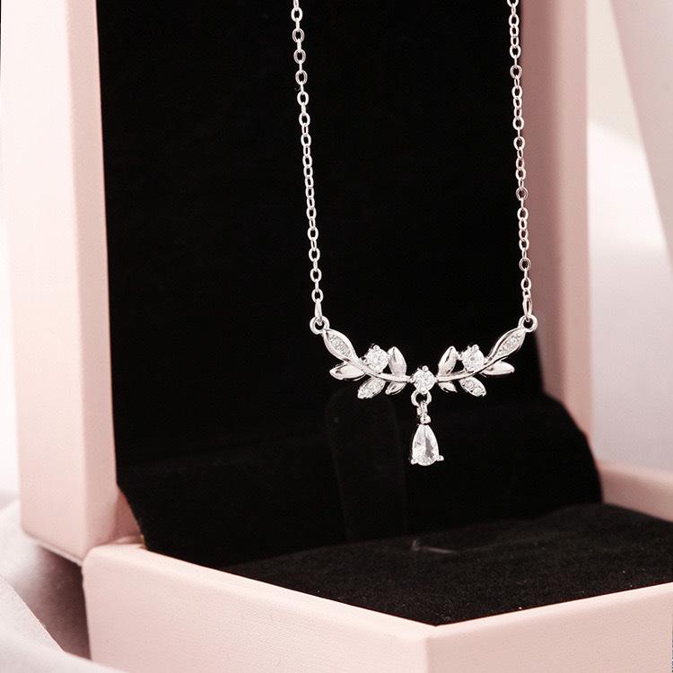 

2023 Laurel Goddess Necklace: Elegant Leaf & Teardrop Design, Perfect for Girlfriend