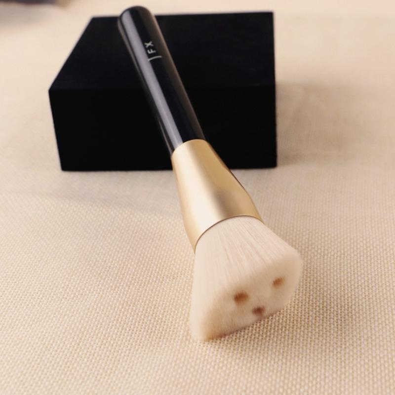 THE MAXIMIZING FULL FACE BRUSH Angled Smooth Foundation Cream Makeup Brush