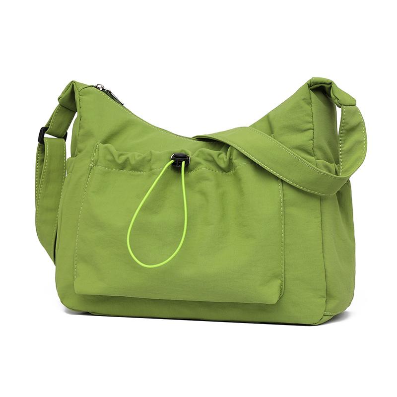 Stilvolle Damen Crossbody-Tasche mit Zugband Modische Umhängetasche mit sicherem Reißverschluss & dekorativem Anhänger