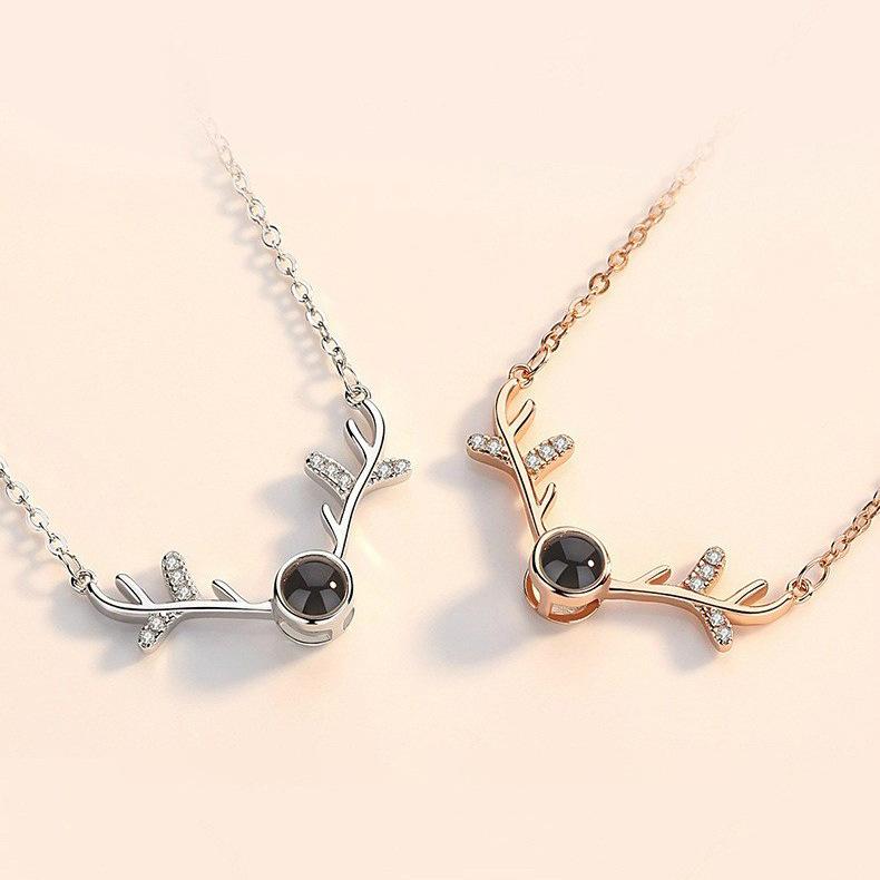 Voilà pour vous la simple chaîne de clavicule d'étudiante