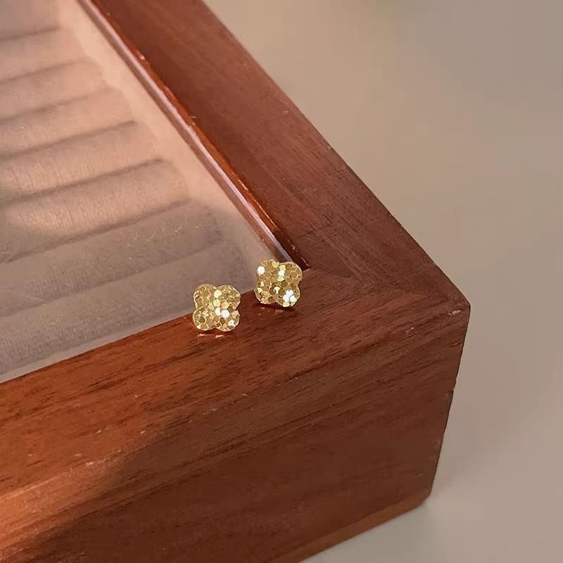 Fashion Four-Leaf Clover Earrings Ins Niche Design Sense Of Light Luxury Senior Minimalist Earrings Jewelry To Raise The Ear Hole Female Earrings