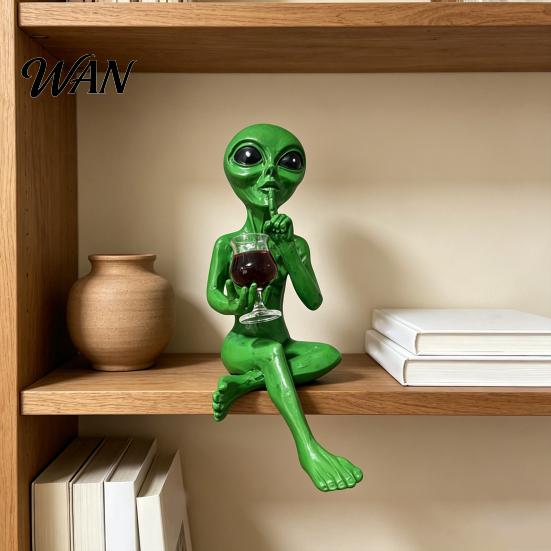 Patio Landscape Decoration Resin Alien with Beer Glass Figurine, Decorative Desktop Ornament, Creative Table Exquisite Hand Carved Statue for