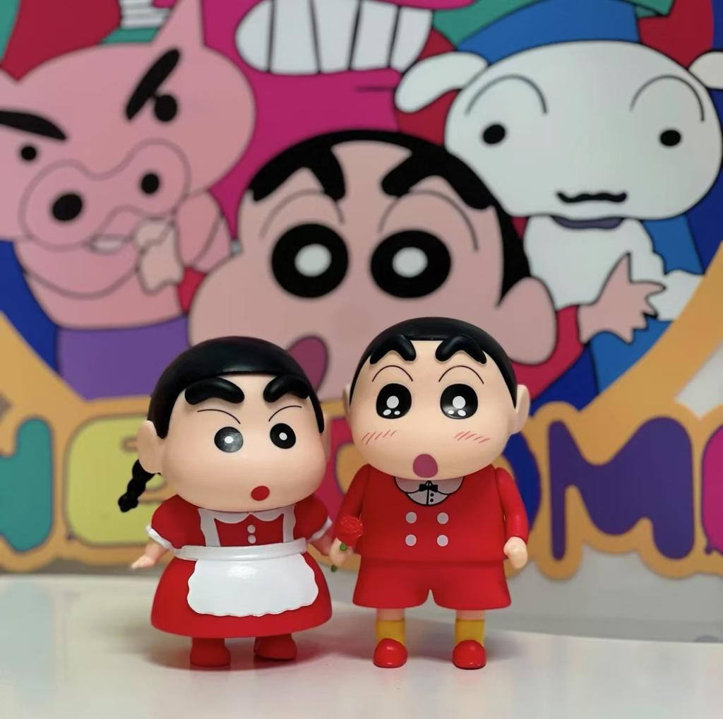 2 Stück/Set Crayon Shin-chan Zubehör Entzückende Rosen-Maid-Kollektion Anime Schreibtisch Auto Modische Figuren-Ornamente Spielzeug Fans Geburtsdatum Geschenke