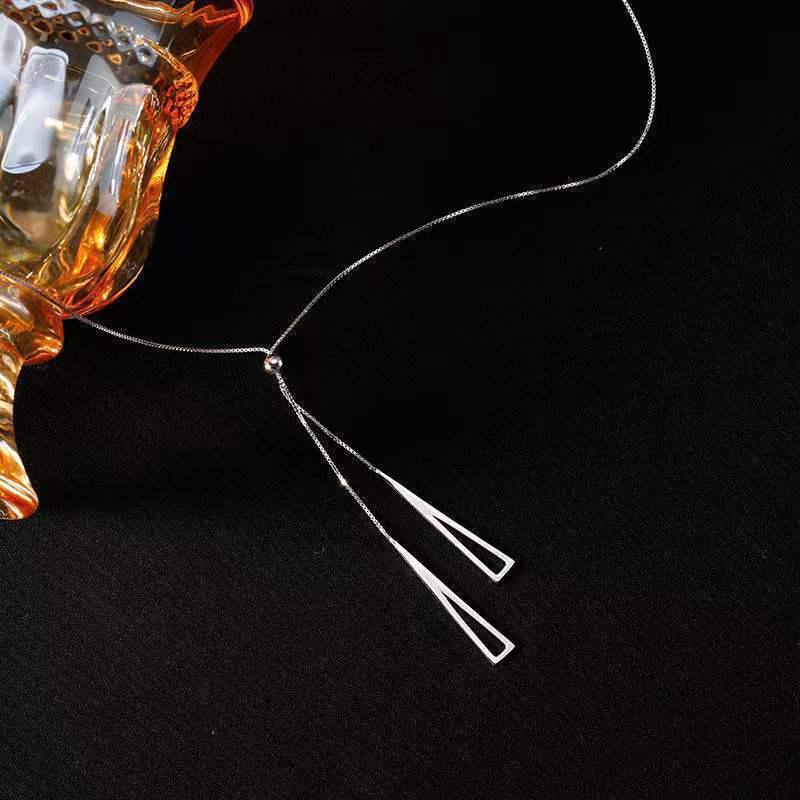 Japan & Korea Double Triangle Necklace: Elegant, High-End Light Luxury Choker for Autumn/Winter Sweater, Versatile Fashion Design.