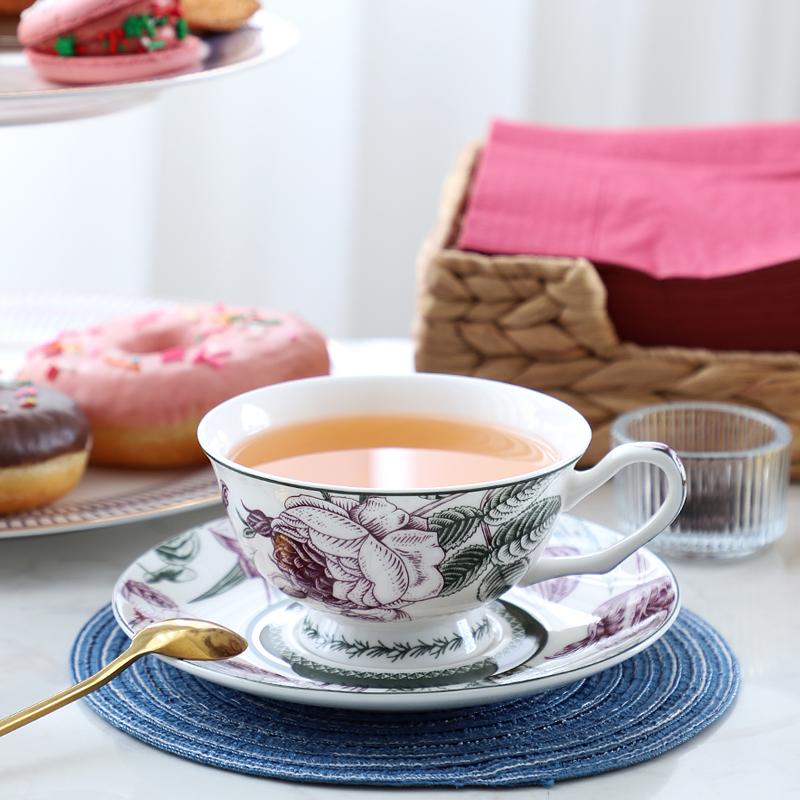 Bone China Kaffeetasse und Untertasse mit Löffel Blumenteetasse Keramik Teetasse Exquisite Teesets für Zuhause Büro