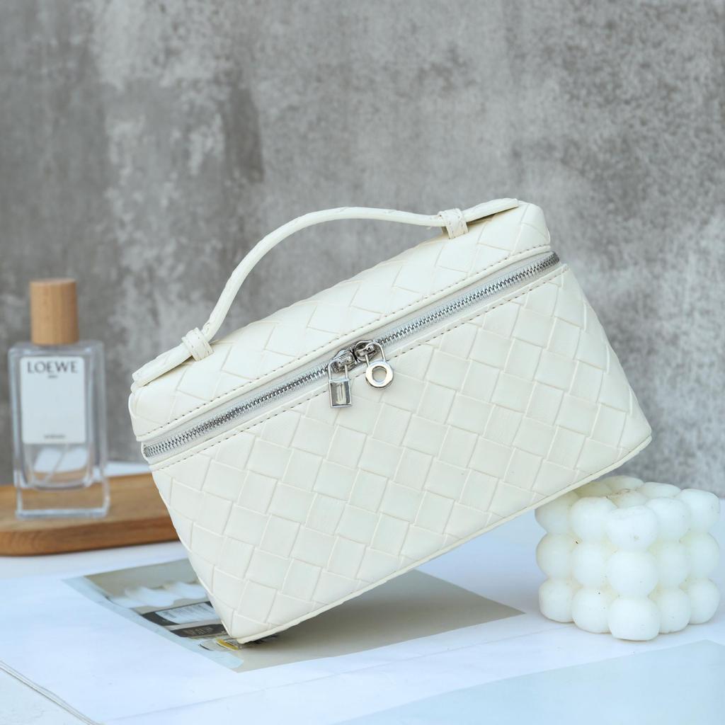 Cowhide Diamond Weave Lunch Box: Stylish Genuine Leather Women's Cross-body Bag