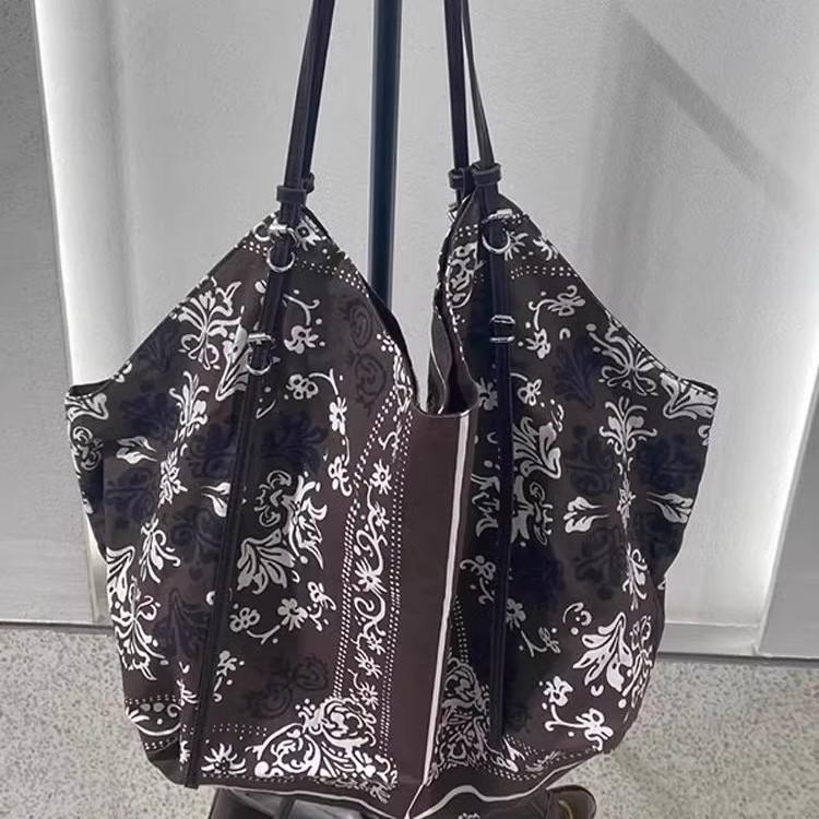 

Большая вместимость, с принтом, сумка для покупок на одно плечо, сумка-тоут, новый стиль весна/лето 2025 г., повседневная женская сумка, ленивая, сумка для поездок на работу Pack of 1