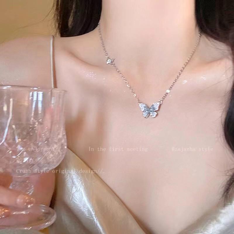

Pearl Butterfly Tassel Necklace: Ice Crystal Gradient Color, High-Grade Clavicle Chain for a Sweet, Cool Summer Style.