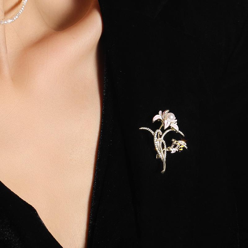 Bo Xin Yun Elegant Peony Pearl & Zircon Bee Brooch