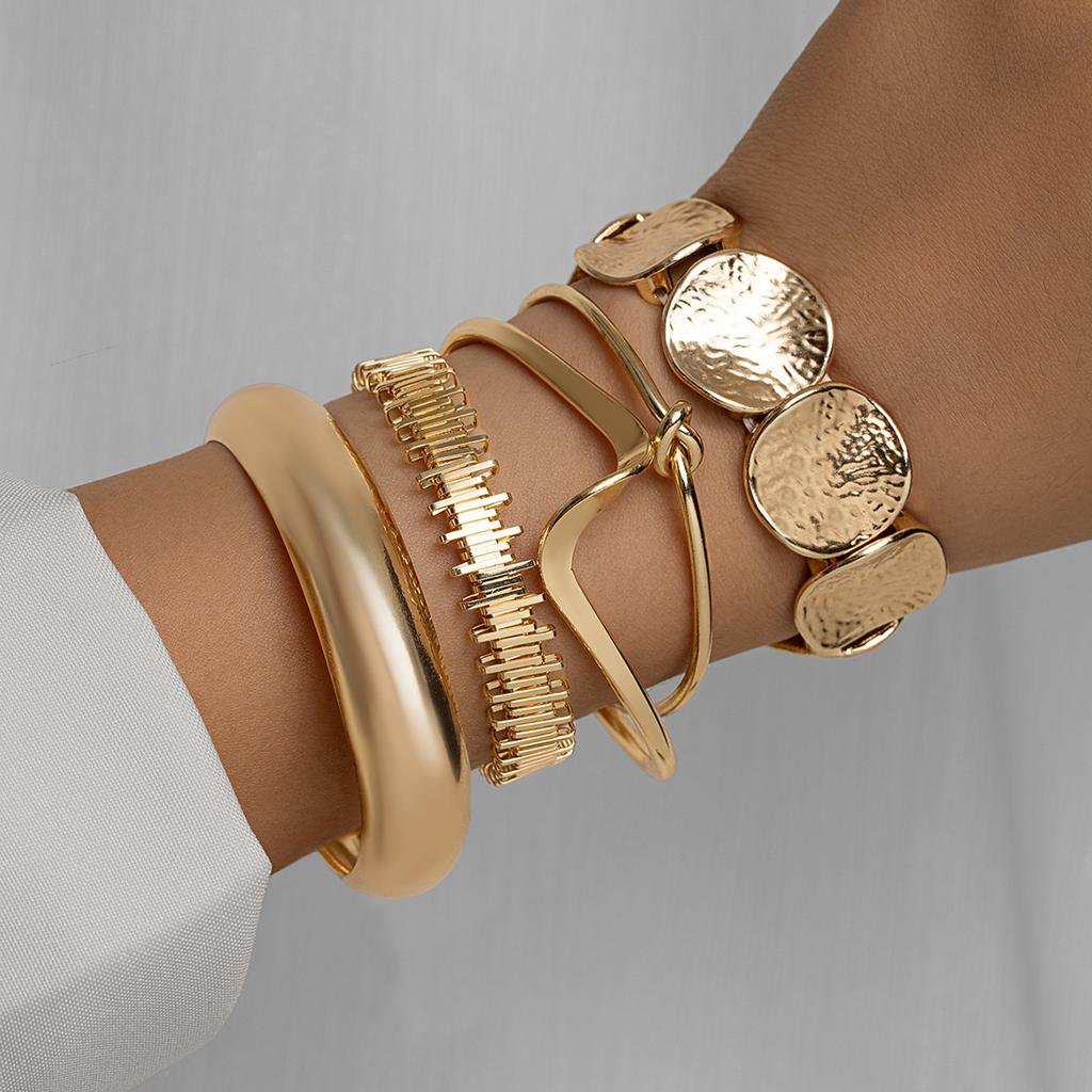 5 Stück punkiger Stil unregelmäßige runde elastische Draht-Armbänder im Mehrstück-Set mit Öffnung für Damenarmbänder
