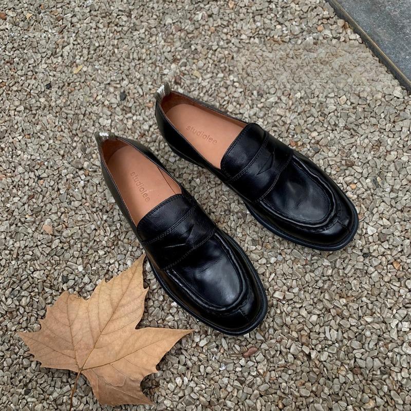 The New Style of Shoes Features A Retro Thick Heel and A Pair of Leather Shoes