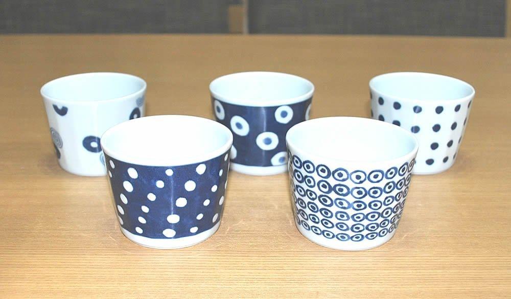 Set aus 5 Messbechern aus Japan mit einem Indigoblauen Kreismuster. Soba-choku (Buchweizennudeln-Becher). 13304. Hergestellt von Nishikai Pottery, Hasami-Ware.