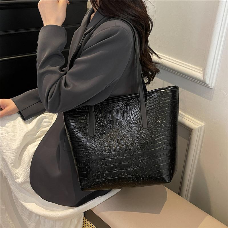 New niche versatile tote bag large capacity black simple high sense atmospheric shoulder armpit bag