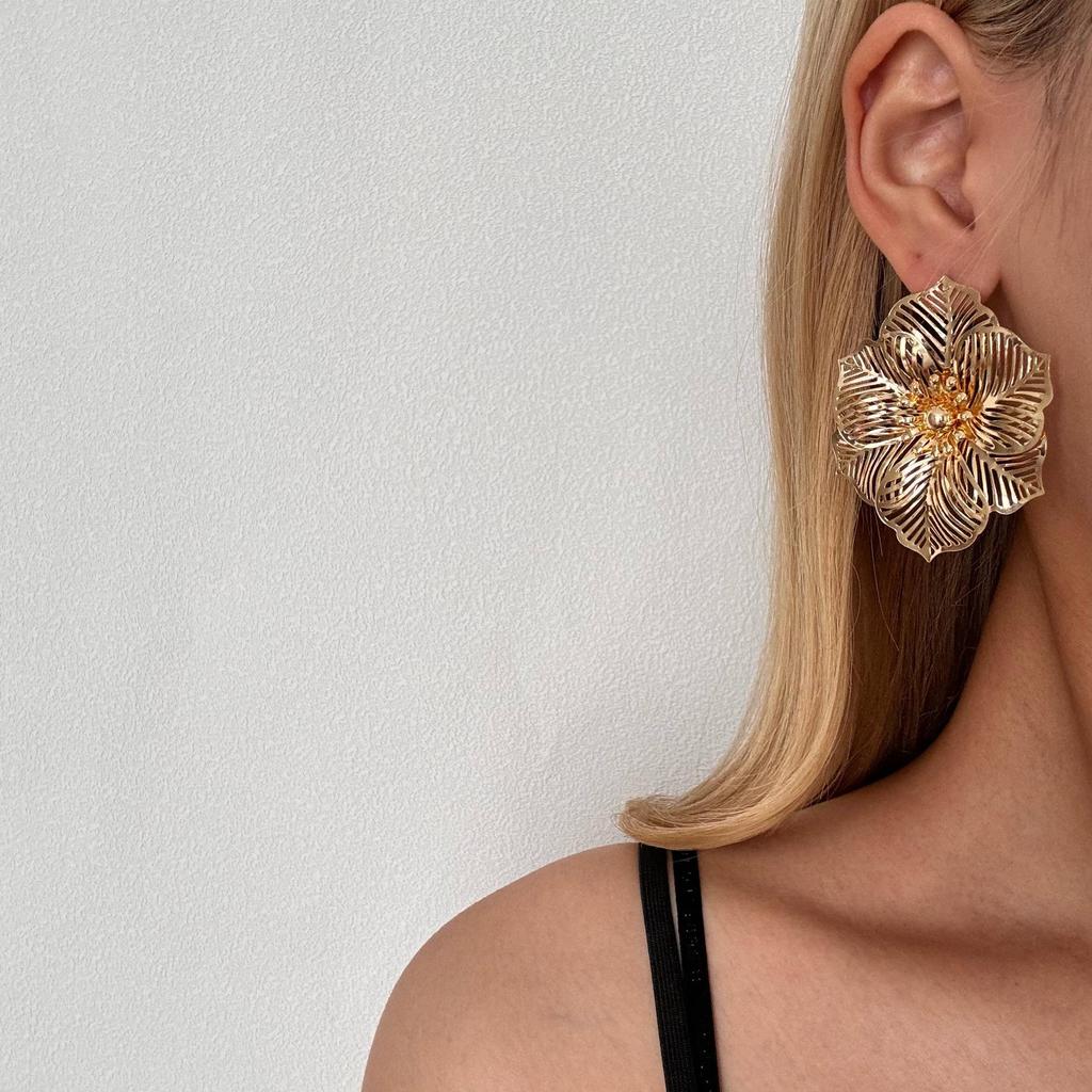 Retro European & American Metal Flower Stud Earrings – Exaggerated Niche Design