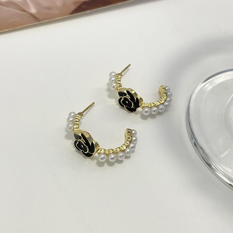 Boucles d'oreilles femme en perles de camélia à la mode pour femme Boucles d'oreilles en forme de C en forme de fleur de perle pour femme