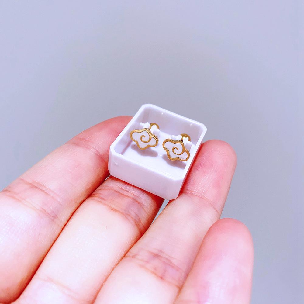 

High-End Titanium Steel Flower Cartilage Earrings with Anti-Allergy Features and Trendy Design