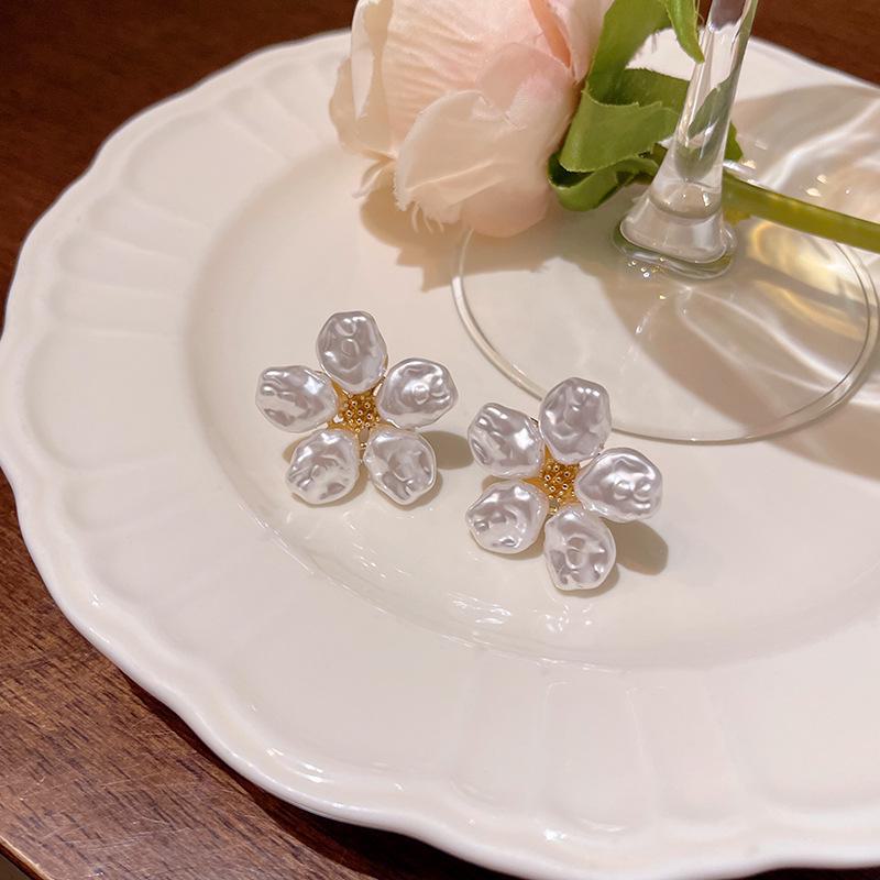 Französische Retro Perlenblumenohrringe: Trendiger Hongkong-Stil, Luxusnische, vielseitig und elegant.