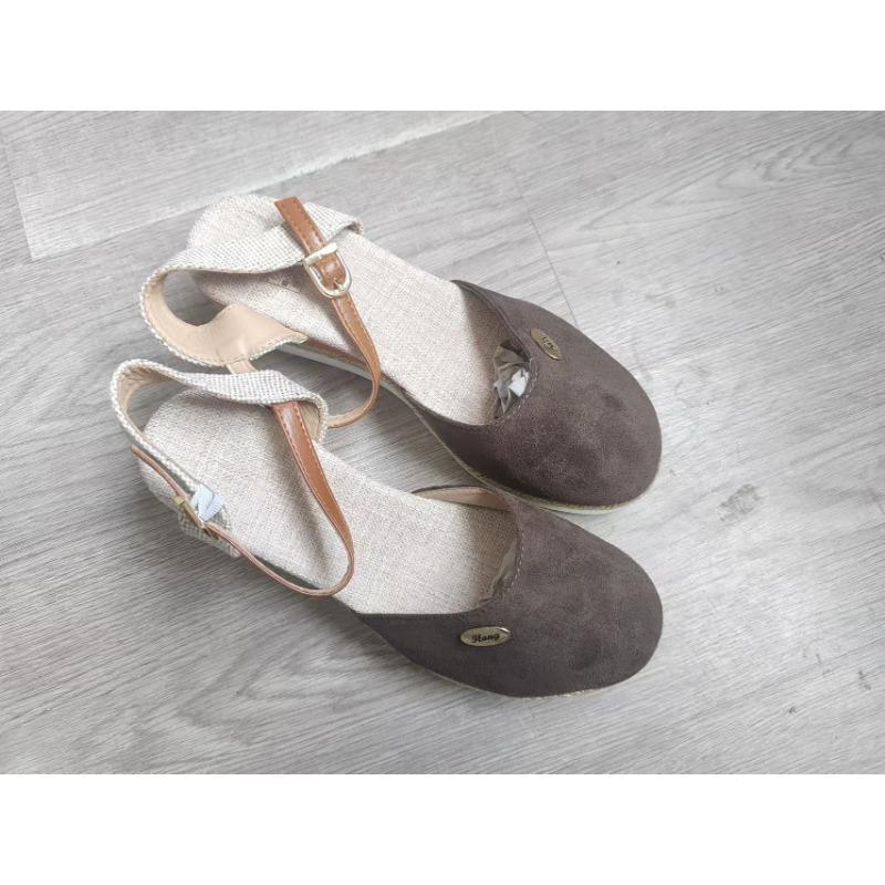A New Style of Large-sized Women's Shoes with A One-shoulder Wedge Heel and A Fashionable Flip-top