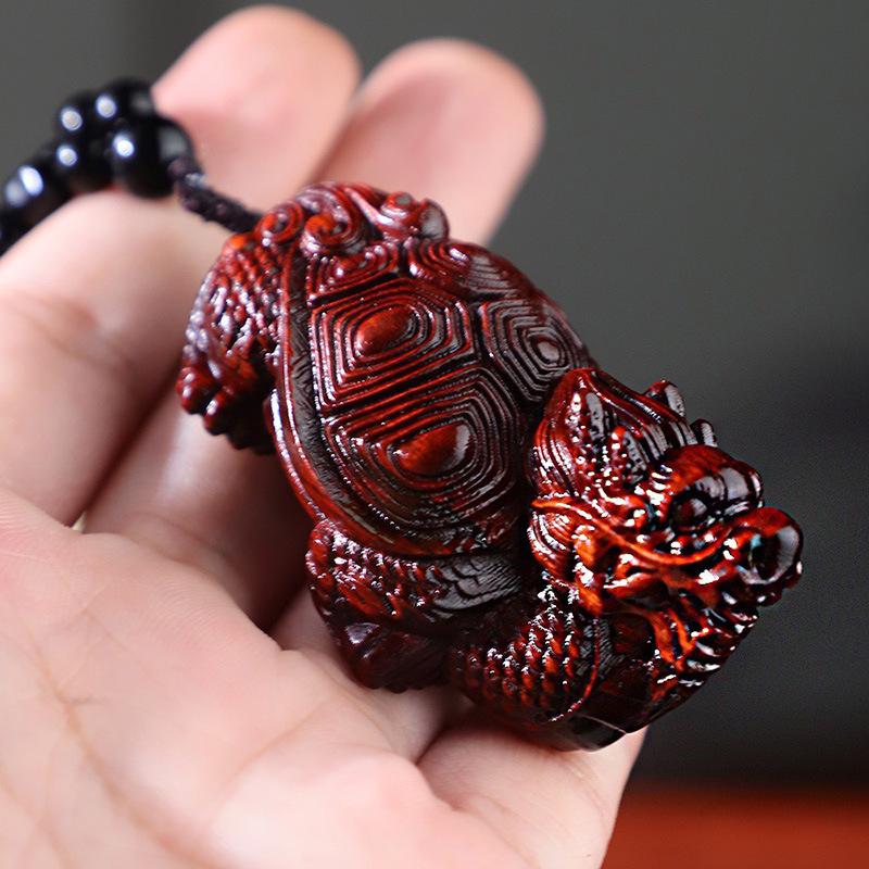 Colgante de Talla en Madera Pixiu de Palosanto - Artesanía Ornamental Más Vendida