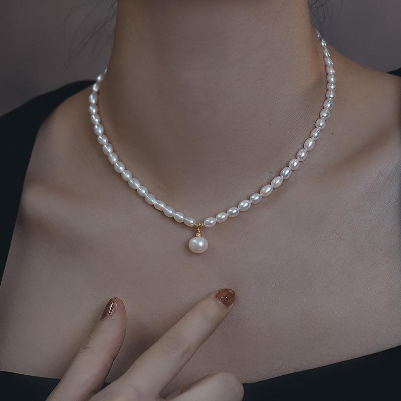 Rice-grain freshwater pearl minimalist necklace, fashionable and elegant design, clavicle chain, vintage court style, popular among influencers,
