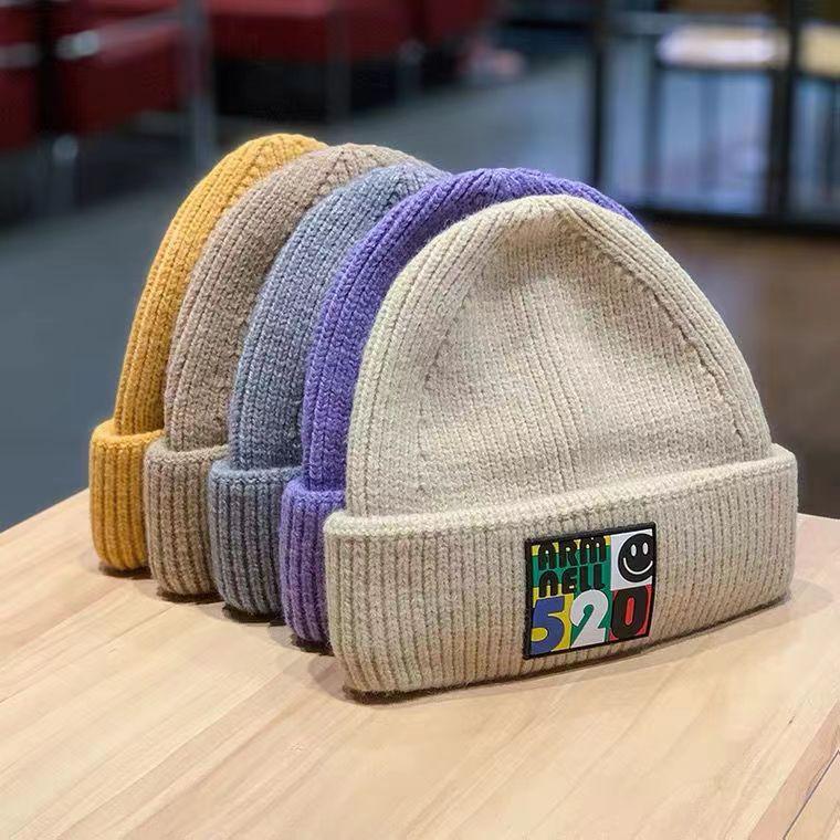 Student Wollmütze Koreanische Version Herbst und Winter Mode warm Buchstabenstickerei Strickmütze Damen süß cool Wind Winter Ohrenschutz Kältemütze