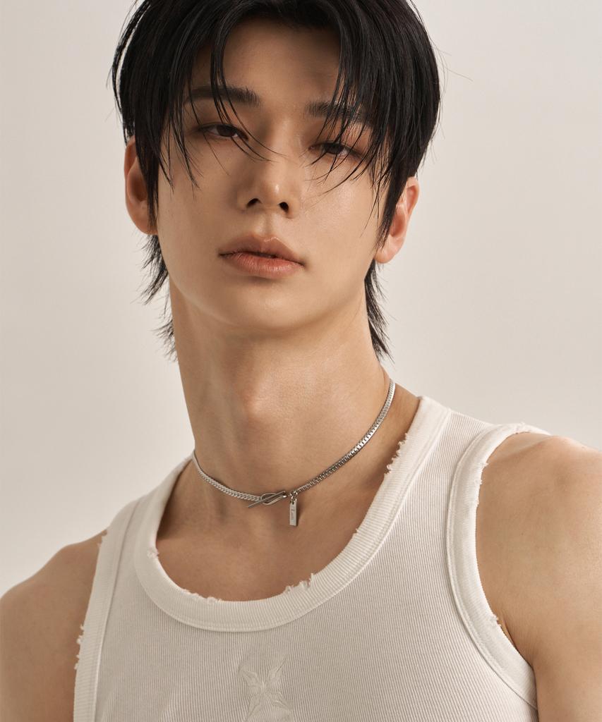 Lanarchive [1131] Holding Toggle Choker Necklace