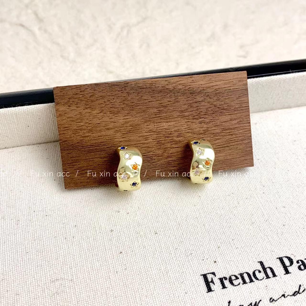 

Серьги-кольца с цирконом и звездами: Изысканный и Универсальный Роскошный Дизайн