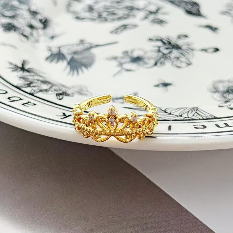 Medieval Vintage Hollow Lace Crown Colored Treasure Ring Women'S Retro Light Luxury High-End Niche Ring