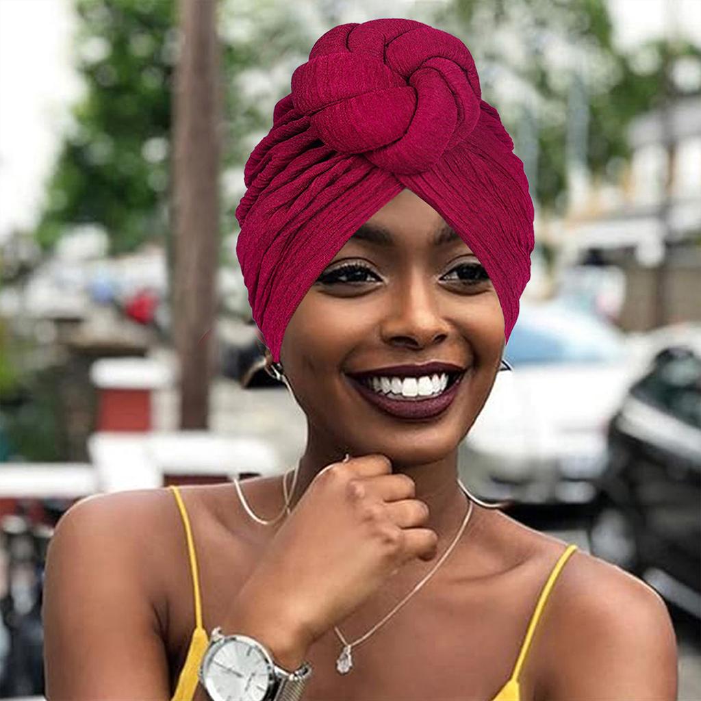 Africké módní uzlování, lehký luxus, přehnaný styl, ruční svatba, důležité příležitosti nošení šátků, klobouků a