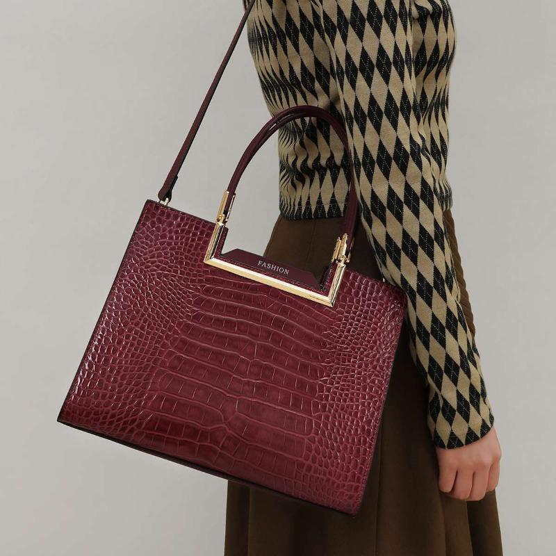 Bag Women's Autumn and Winter New Messenger Bag Fashionable Versatile Commuter Premium Wedding Bag Portable Mother Bag