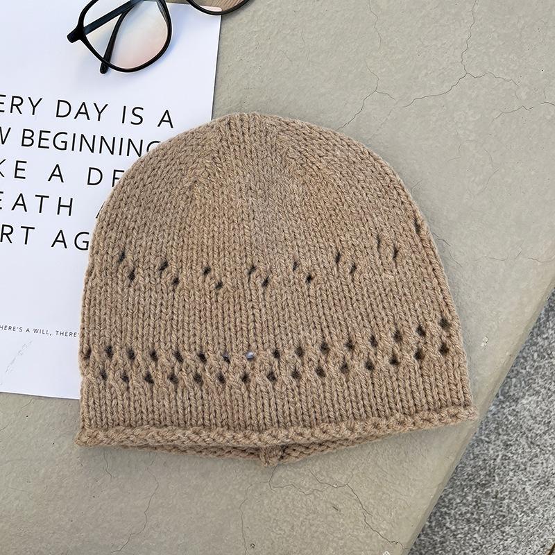 The New Woolen Pullover Hat Is Feminine  Warm and Ear Protecting. The Woolen Knitted Hat Makes The Face Look Smaller and Is A Retro Cold Hat