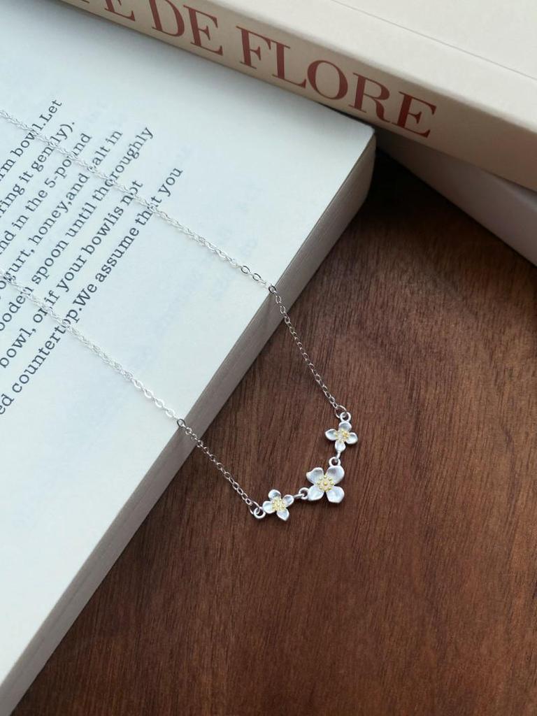 Sterling Silver Gardenia Flower Necklace for Women - Elegant Light Luxury Clavicle Chain with Fresh Floral Design.