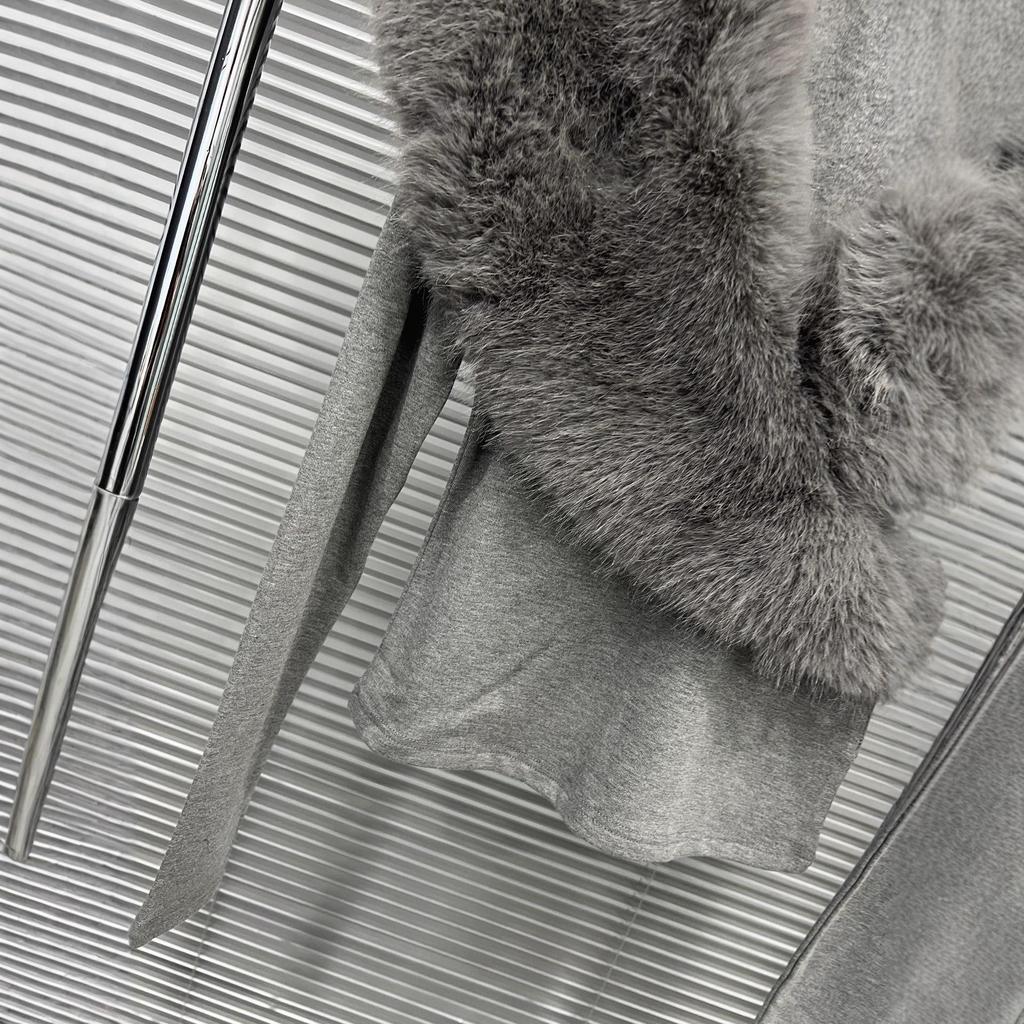 2025 Autumn/Winter Women's V-neck Slim-fit Fur Collar Top - Korean Style Long-sleeve Versatile Base Layer