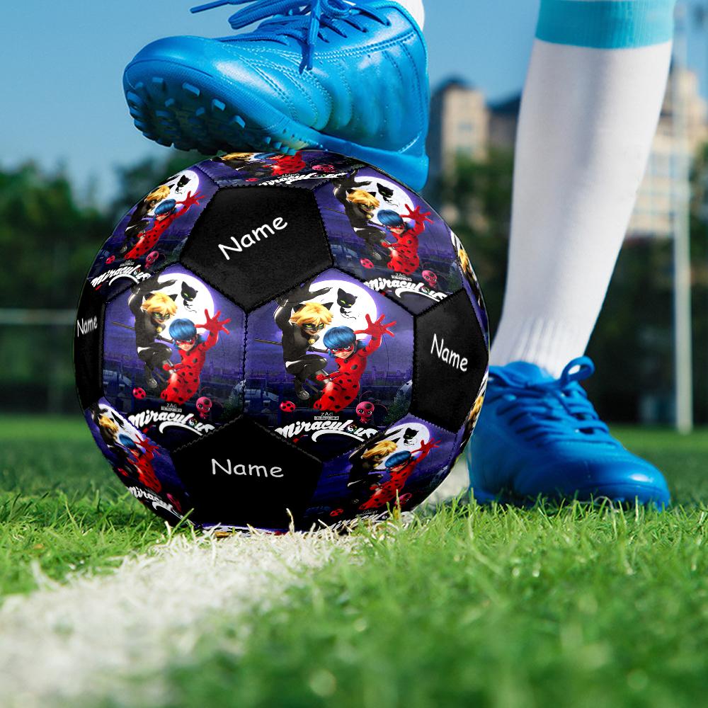 Pallone da Calcio Personalizzato con Nome, Tema Miraculous: Le Avventure di Ladybug e Chat Noir, Taglia 5, Adatto sia per Partite Indoor che Outdoor, un Regalo Adatto a Tutti.