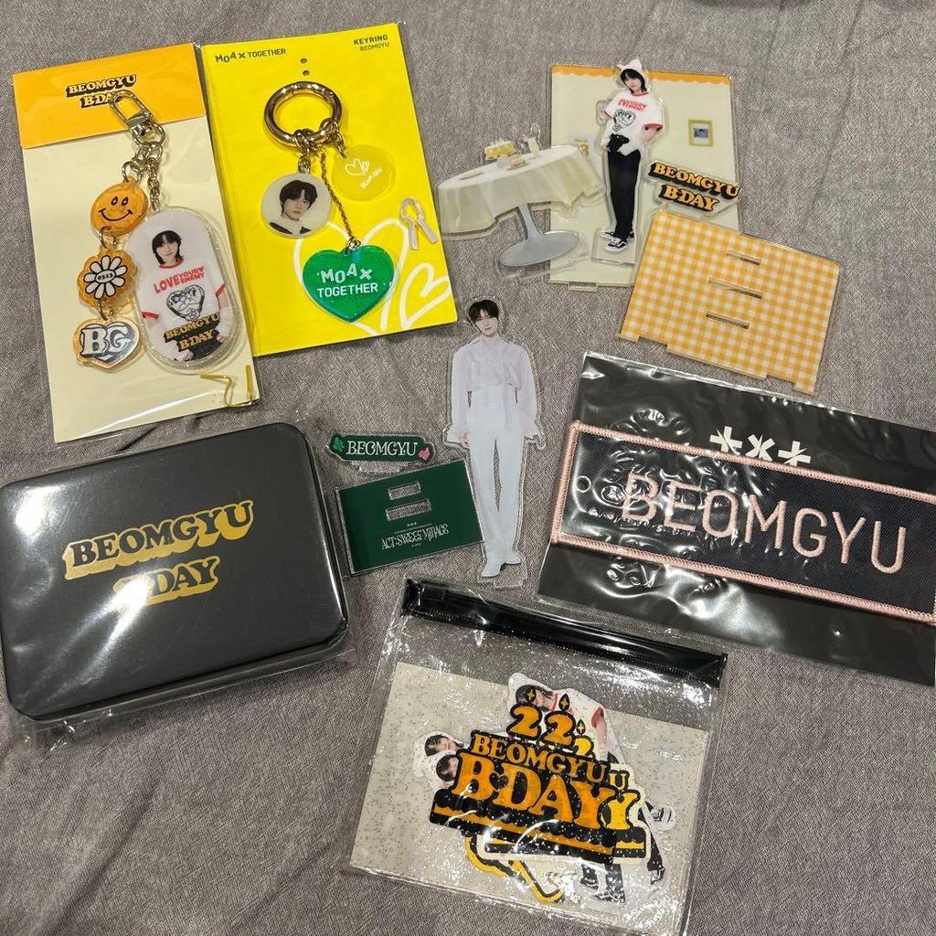 Used Txt Photocards. Acrylic Stand