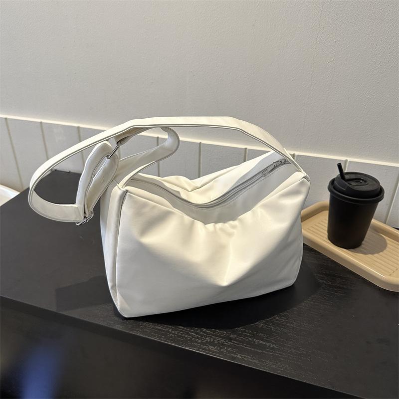 

Маленькая иностранная сумка, свежая и модная, однотонная, через плечо, сумка почтальона, начало осени 2024 года, новая повседневная сумка, корейская версия, женская маленькая квадратная сумка белый