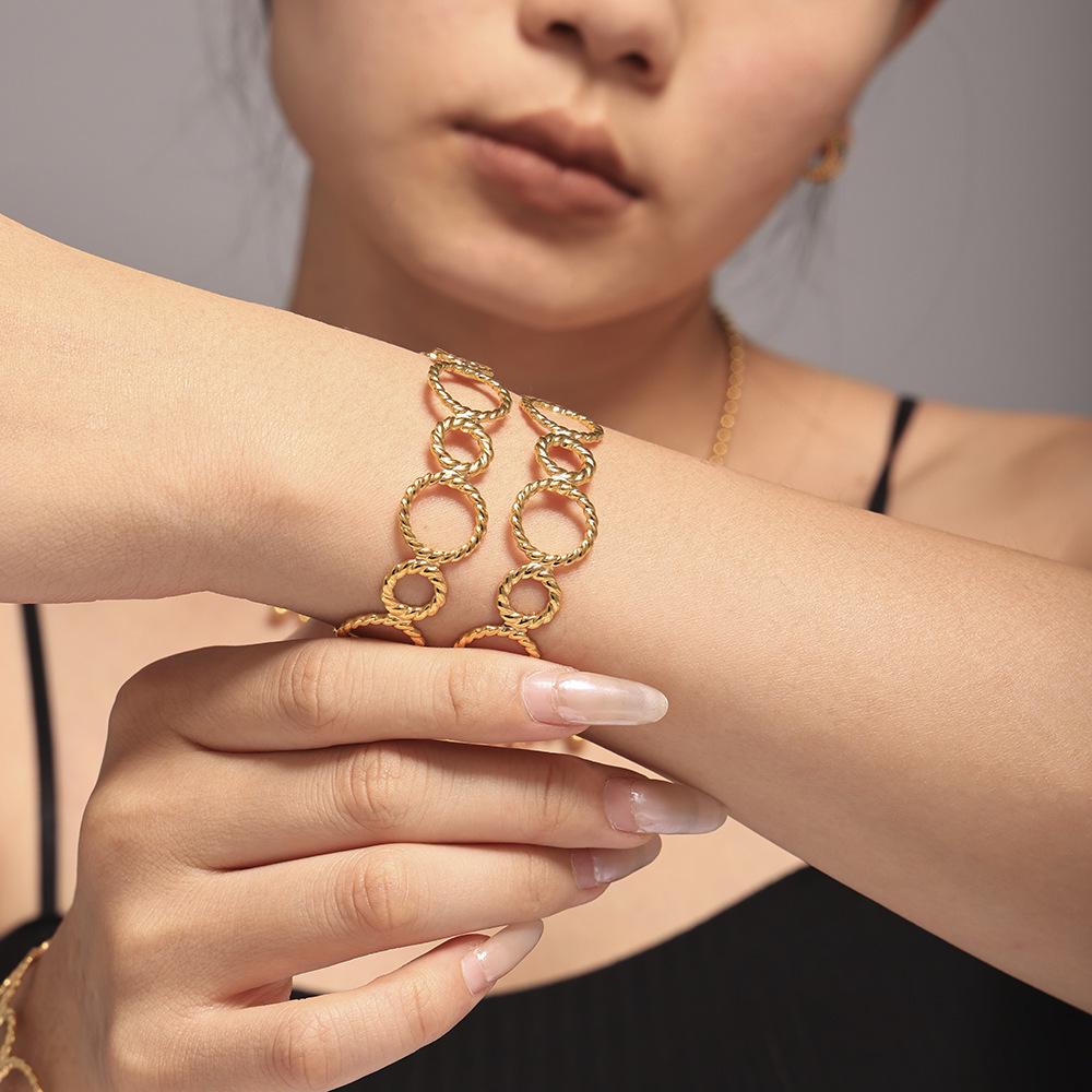 Qiong Yao Openwork Spliced Ring Bangle: European & American Style, 18K Gold-Plated Stainless Steel Bracelet