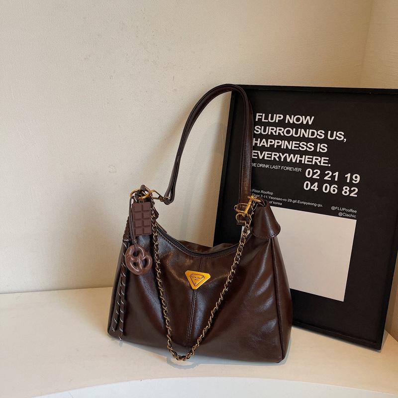 Simple casual dumpling bag women's winter new commuting large-capacity shoulder bag 2025 premium messenger bag