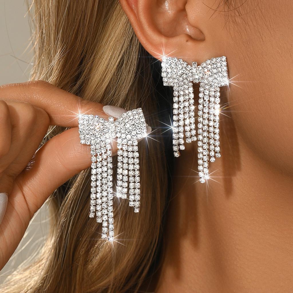 Heavy industry diamond studded rhinestone earrings are suitable for versatile commuting, dating, earrings, and earrings for girl